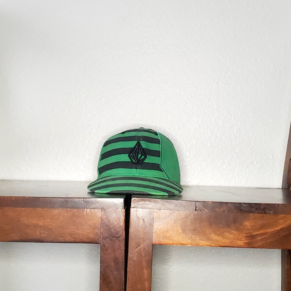 Flexfit Hat Black/ Green Skater Hat - Picture 1 of 4